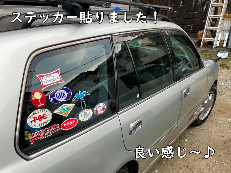 車の窓にステッカーを貼りました。