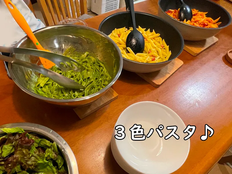 フェトチーネのジェノベーゼと2種類のペンネパスタを並べた食卓の写真