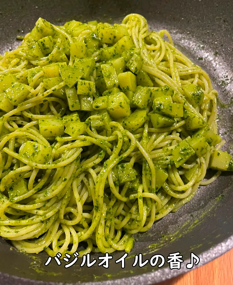 ジェノベーゼソースとメークインブロックを絡めたパスタ